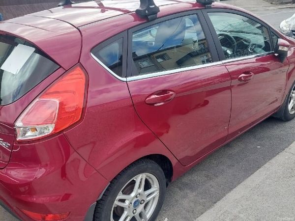 Ford Fiesta Hatchback, Petrol, 2014, Red