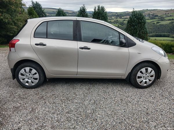 Toyota Yaris Hatchback, Petrol, 2009, Gold