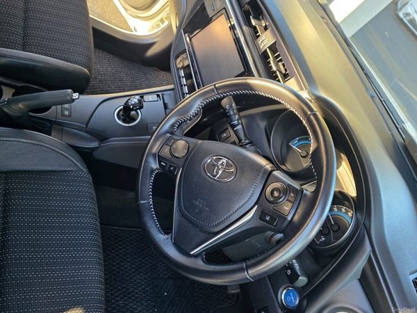 Toyota Auris Hatchback, Petrol Hybrid, 2016, White