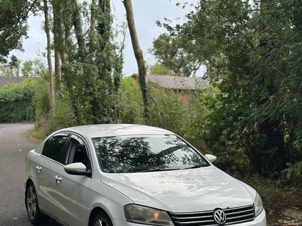 Volkswagen Passat Saloon, Diesel, 2011, White