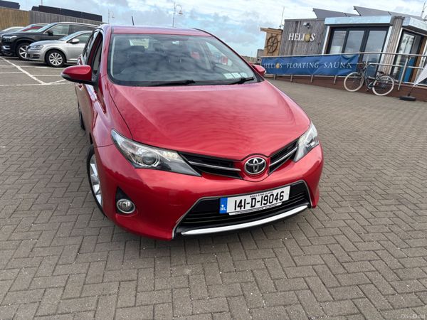 Toyota Auris MPV, Petrol, 2014, Red