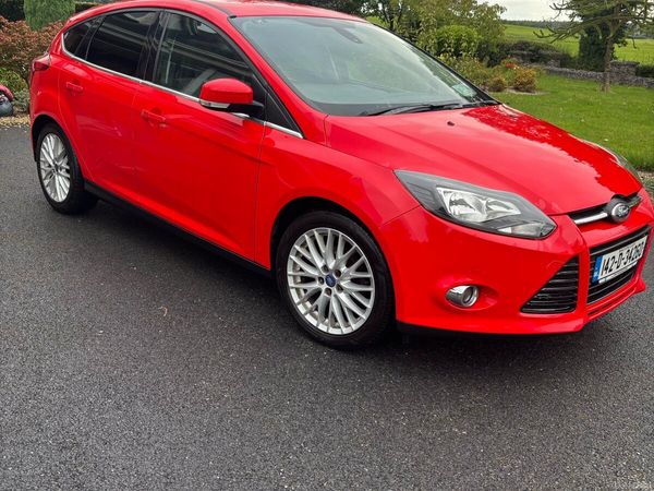 Ford Focus Hatchback, Petrol, 2014, Red