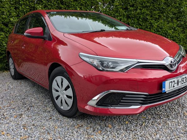 Toyota Auris Hatchback, Petrol, 2017, Red