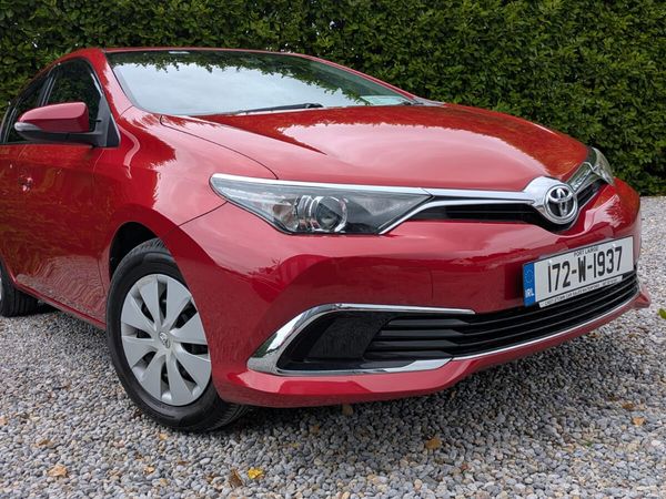 Toyota Auris Hatchback, Petrol, 2017, Red