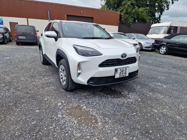 Toyota Yaris Cross Estate, Petrol Hybrid, 2024, White