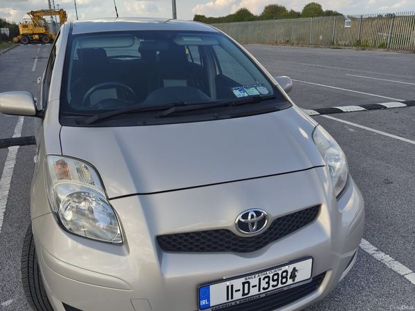 Toyota Yaris Hatchback, Petrol, 2011, Gold