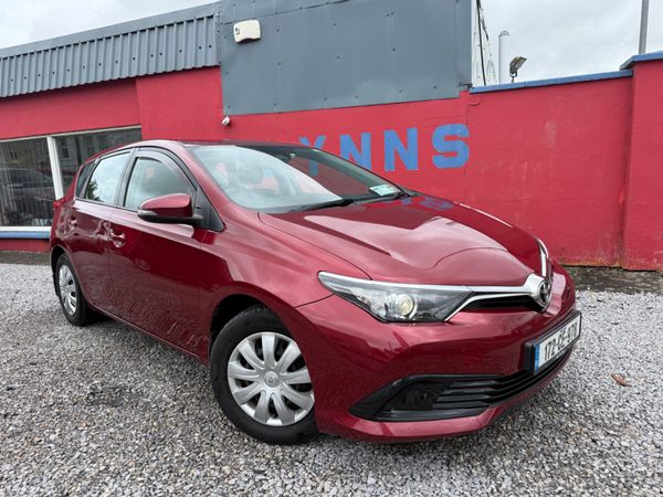 Toyota Auris Hatchback, Petrol, 2017, Red