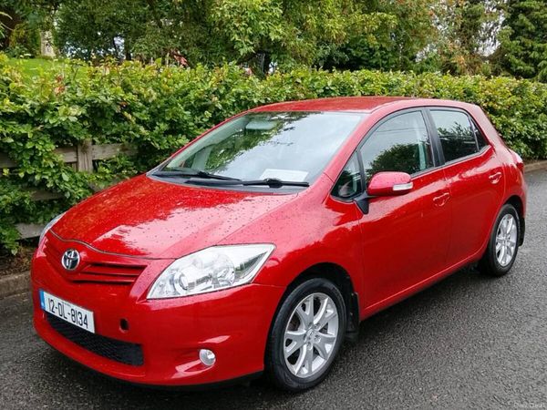 Toyota Auris Hatchback, Petrol, 2012, Red