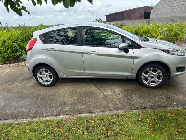 Ford Fiesta Hatchback, Petrol, 2015, Silver