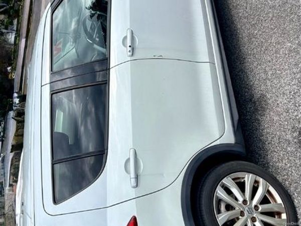 Suzuki Swift Hatchback, Petrol, 2015, White