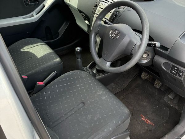 Toyota Yaris Hatchback, Petrol, 2007, Silver