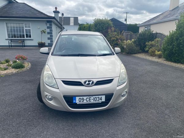 Hyundai i20 Hatchback, Petrol, 2009, Gold