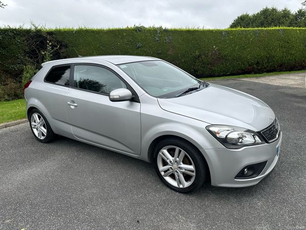 Kia Ceed Hatchback, Diesel, 2011, Silver