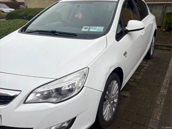Vauxhall Astra Hatchback, Petrol, 2011, White