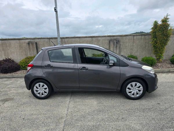 Toyota Yaris Hatchback, Petrol, 2012, Grey