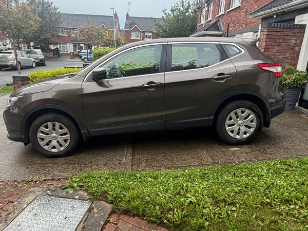 Nissan Qashqai Hatchback, Diesel, 2016, Brown