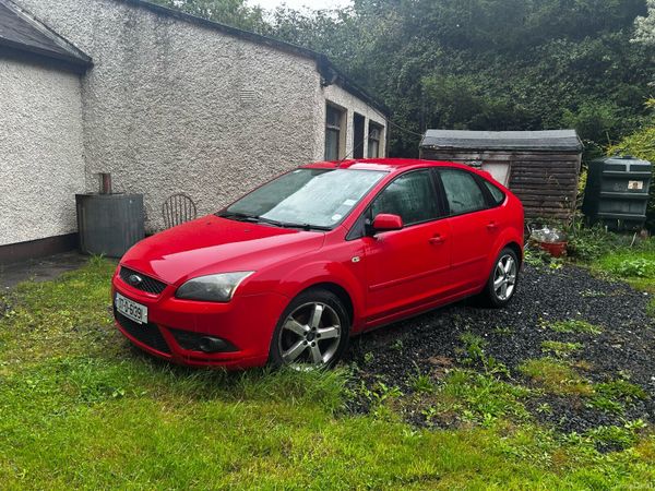 Ford Focus Hatchback, Petrol, 2007, Red