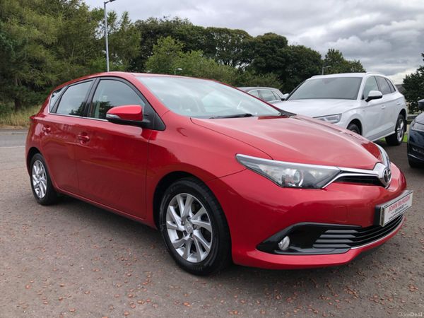 Toyota Auris Hatchback, Diesel, 2017, Red