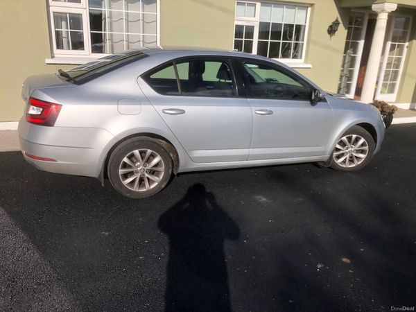 Skoda Octavia Saloon, Diesel, 2019, Grey
