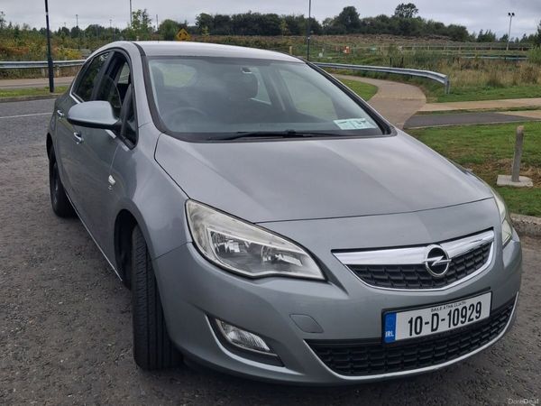 Opel Astra Hatchback, Petrol, 2010, Silver