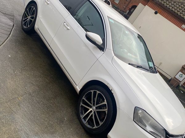 Volkswagen Passat Saloon, Diesel, 2012, White