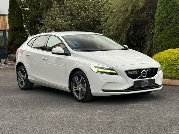 Volvo V40 Hatchback, Diesel, 2017, White