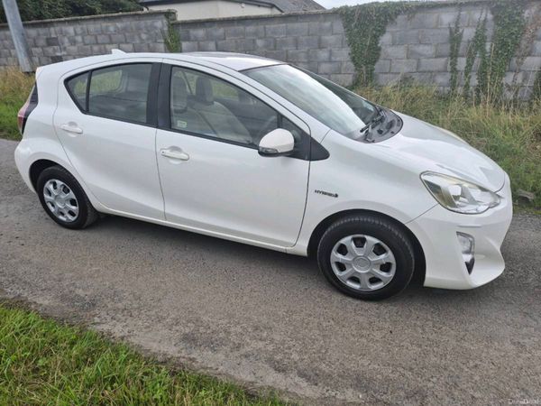 Toyota Aqua Hatchback, Petrol Hybrid, 2017, White