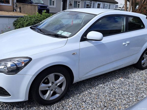 Kia Ceed Hatchback, Diesel, 2012, White