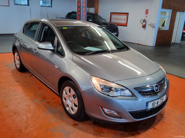 Opel Astra Hatchback, Petrol, 2010, Silver
