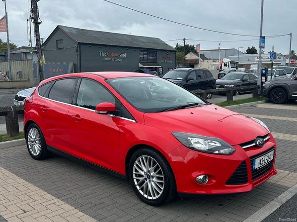 Ford Focus Hatchback, Petrol, 2014, Red