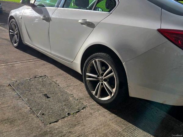 Vauxhall Insignia Hatchback, Diesel, 2012, White