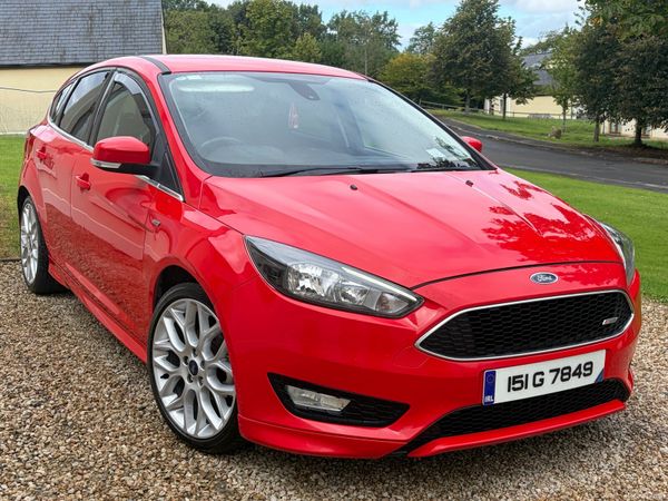 Ford Focus Hatchback, Petrol, 2015, Red