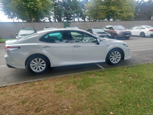Toyota Camry Saloon, Petrol Hybrid, 2018, White