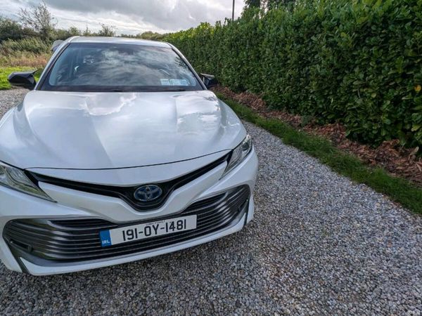 Toyota Camry Saloon, Petrol Hybrid, 2019, White