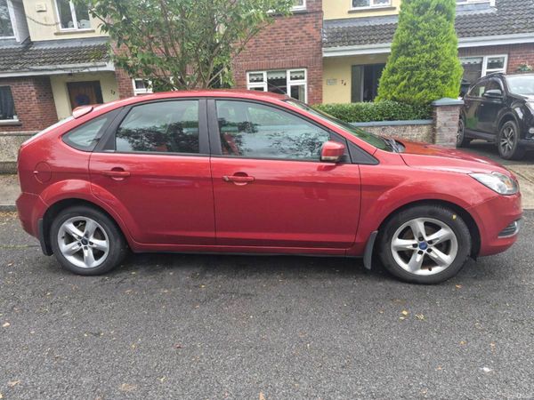 Ford Focus Hatchback, Petrol, 2009, Red