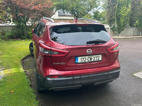 Nissan Qashqai SUV, Diesel, 2017, Red
