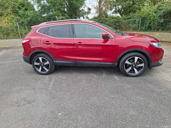 Nissan Qashqai Hatchback, Diesel, 2016, Red