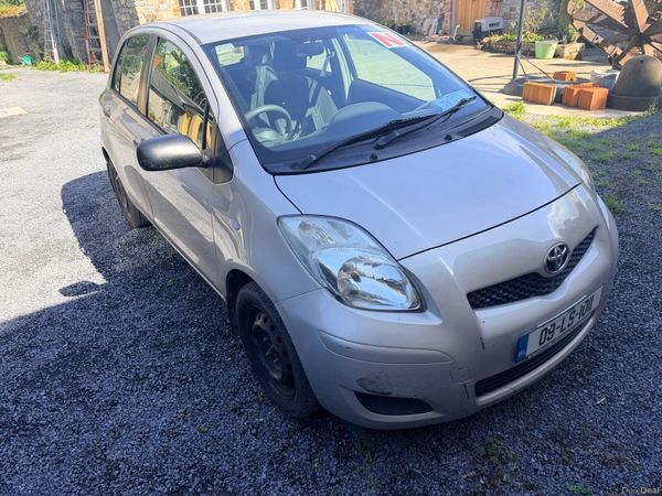 Toyota Yaris Hatchback, Petrol, 2009, Gold