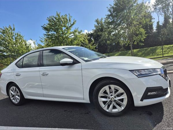 Skoda Octavia Saloon, Diesel, 2023, White