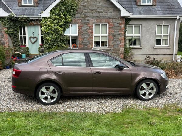 Skoda Octavia Saloon, Diesel, 2016, Brown
