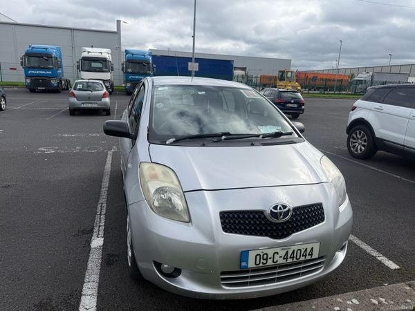 Toyota Yaris Hatchback, Petrol, 2009, Silver