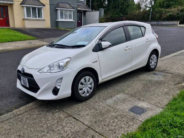 Toyota Aqua Hatchback, Petrol Hybrid, 2016, White