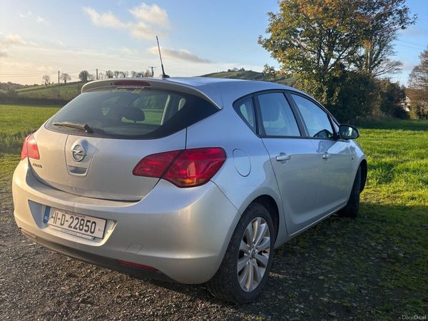 Opel Astra Hatchback, Petrol, 2011, Silver