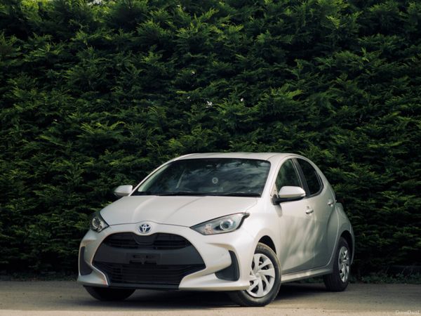 Toyota Yaris Hatchback, Petrol Hybrid, 2022, Silver