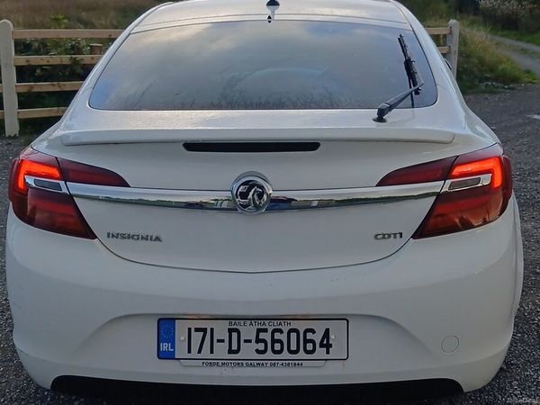 Vauxhall Insignia Hatchback, Diesel, 2017, White