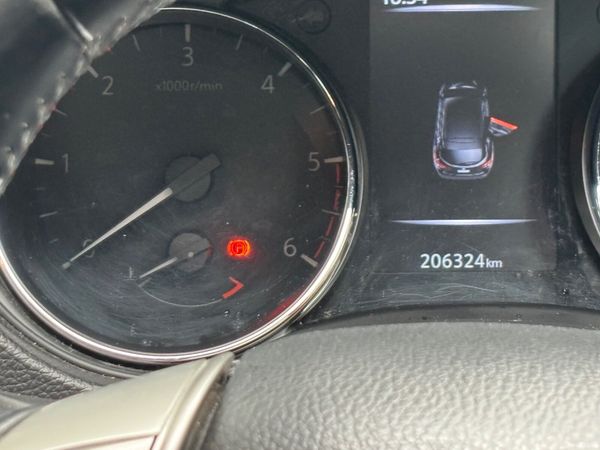 Nissan Qashqai Hatchback, Diesel, 2014, Red