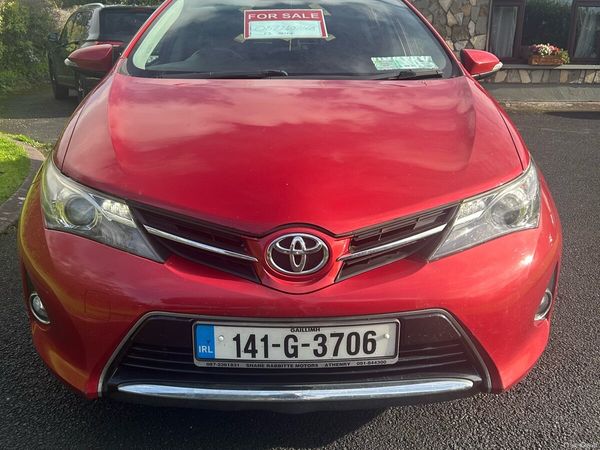 Toyota Auris Hatchback, Petrol, 2014, Red