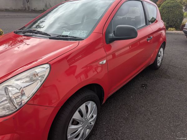 Hyundai i20 Hatchback, Petrol, 2011, Red