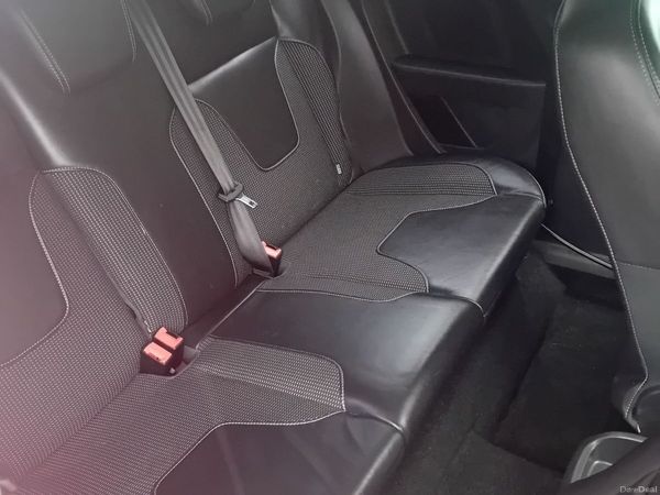 Ford Fiesta Hatchback, Petrol, 2015, Red