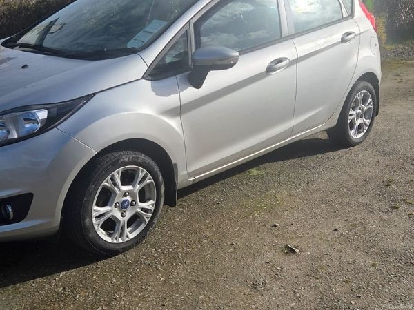 Ford Fiesta Hatchback, Petrol, 2014, Silver